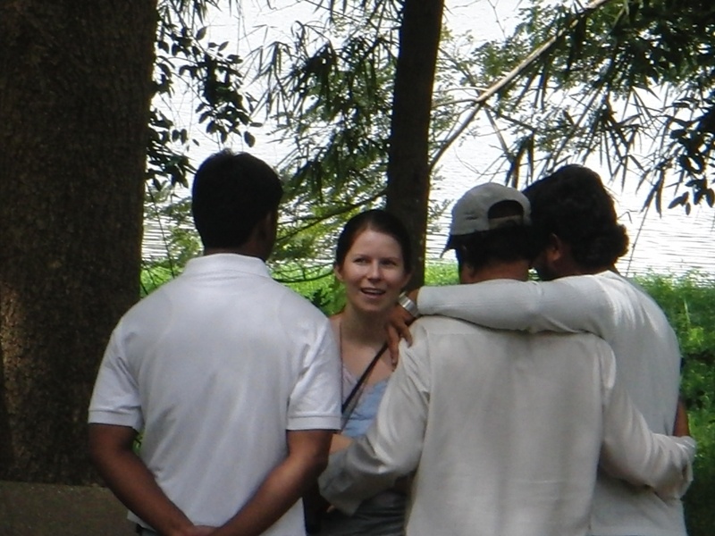 July beim Flirt mit Indern (hier ist es ueblich dass sich Freunde (hier: Professor und sein Student) umarmen und Haendchen halten)