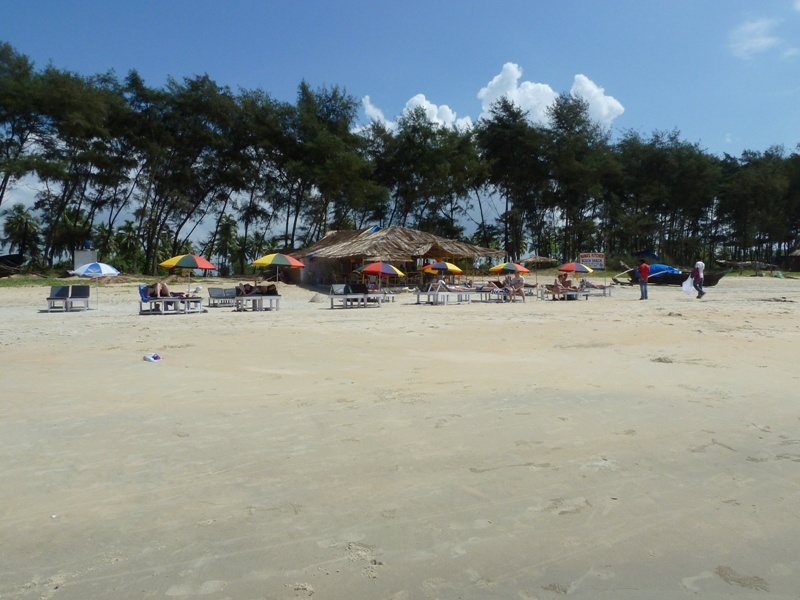 Varca Beach (Goa), 1 Strandhuette und ein paar Liegen...