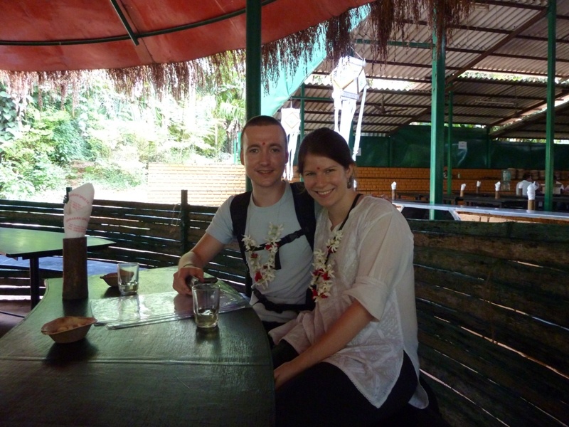 Wir, beim Start der Fuehrung durch die Spice Farm, Naehe Ponda (Goa)