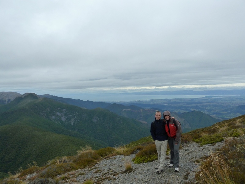 ...am Gipfel des Lodgestone auf ueber 1.400m! (ganz hinten sieht man schon das Meer :-))