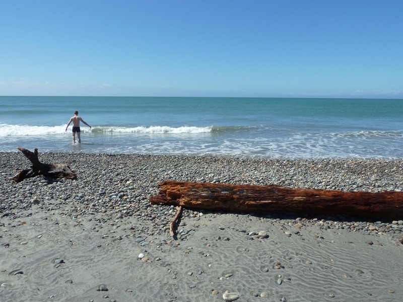 Samy traut sich ins eiskalte Meer, Westport