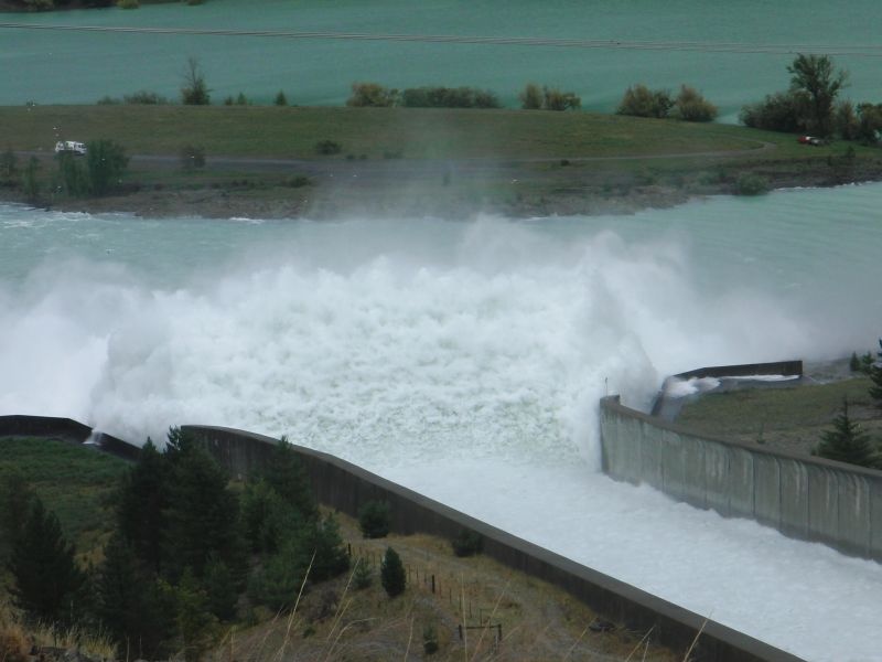 die Wassermassen beim riesigen Staudamm