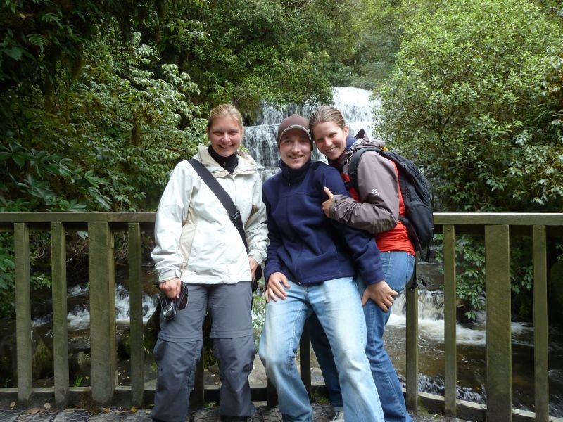 Wir 2 mit Alex aus Muenchen! (im Hintergrund: Purakaunui Falls, Catlins Coast)