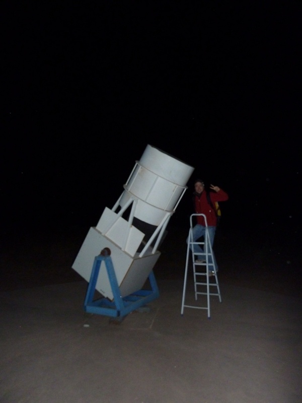 Samy mit einem der Riesen-Teleskope 