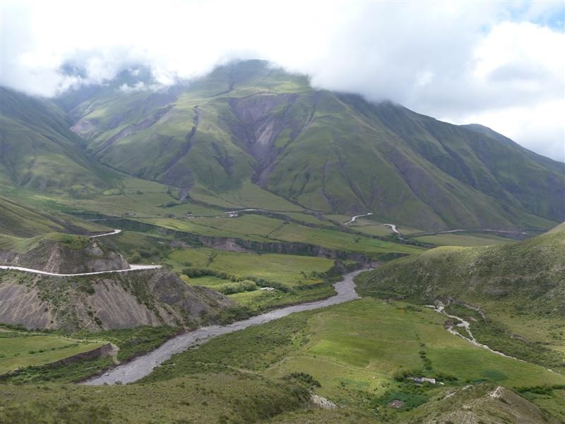 der Blick zurueck auf der Serpentinenstrasse auf 3.500 Meter